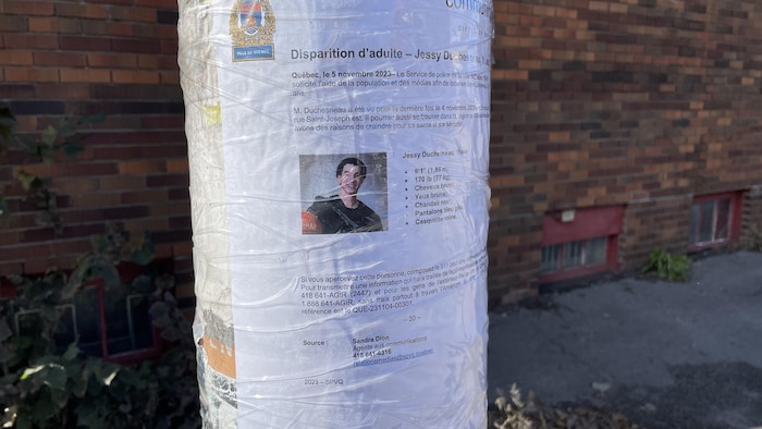 Une affiche sur un poteau avec une photo de Jessy Duchesneau et une description.