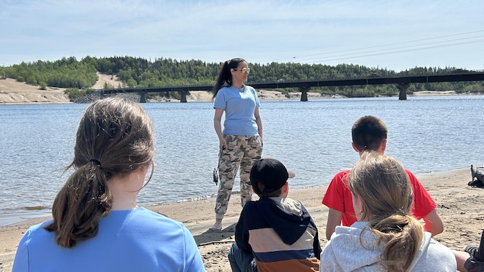 Jessy Labrie devant ses élèves au bord de la rivière Moisie