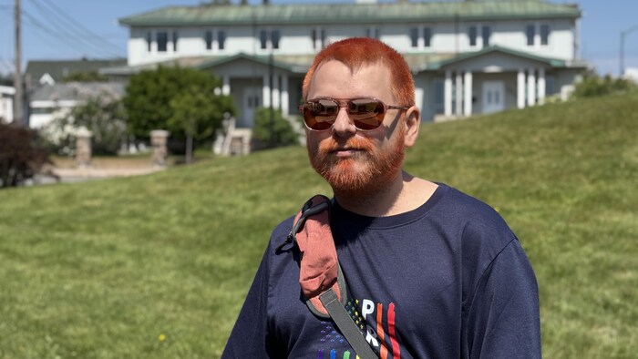 Jessy Martel-Roy portant des lunettes de soleil avec un chandail portant un drapeau sur lequel est inscrit "pride".