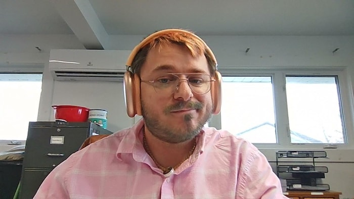 Jessy Martel-Roy pose pour la photo dans les bureaux de l'organisme communautaire Le Rond-Point de Sept-Îles.