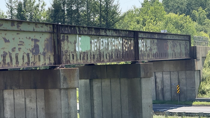 Le graffiti modifié sur le pont ferroviaire sur lequel il est maintenant inscrit «Je reviens bientôt est-tu pret!!!».
