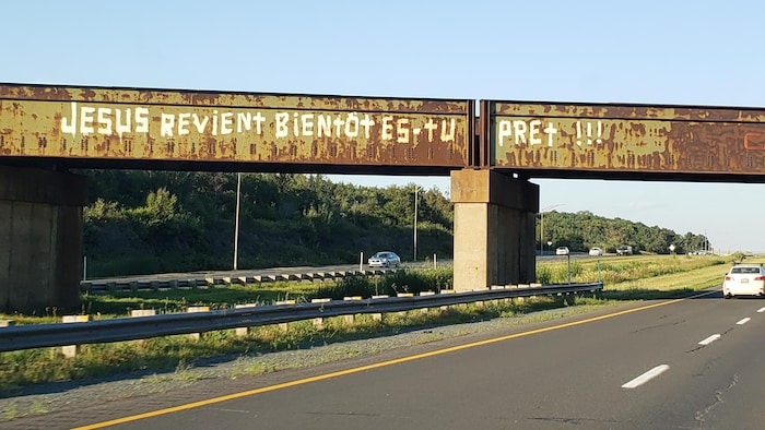 Un pont ferroviaire avec l'inscription ''Jesus revient bientôt es-tu pret!!!''