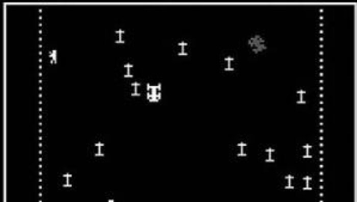 Une capture d'écran du jeu vidéo « Death Race », avec un graphisme très simple, en noir et blanc.