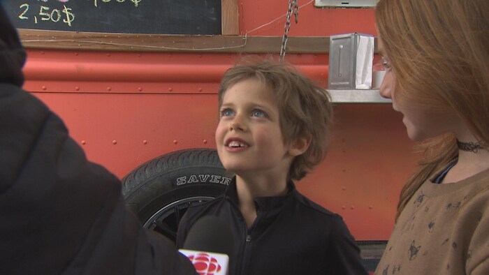 Il répond à des questions d'un journaliste de Radio-Canada.