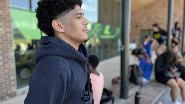 Portrait d’un jeune homme tourné vers l’horizon.