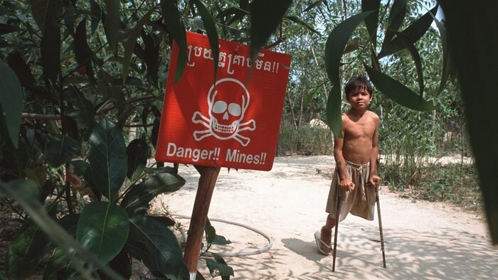 Un jeune Cambodgien handicapé par une mine antipersonnel.