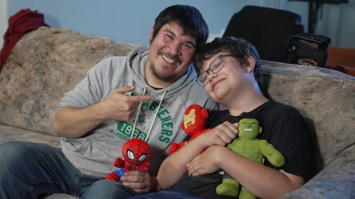 John Dubois (à gauche) et son fils Tony (à droite), deux passionnés de bandes dessinées et de superhéros.