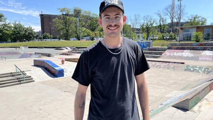 Un jeune homme au skatepark des Commons, à Halifax.