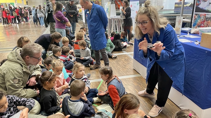Des jeunes participent à un atelier sur l'identification des minéraux.