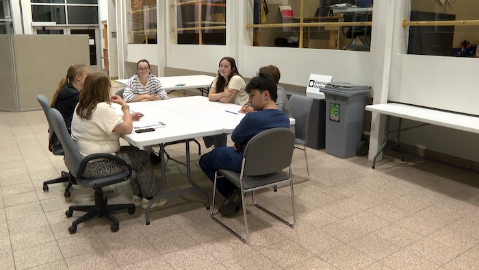 Quatre étudiants de moins de 18 ans en rencontre avec des employés d'Élection Québec.