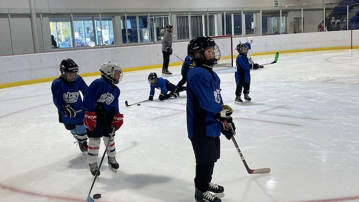 Âgés de 5 à 12 ans, les participants sautent sur la glace tous les mardis soirs determination une heure d’entraînement.