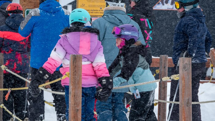Des jeunes font la file au remonte-pentes du Mont-Castor.