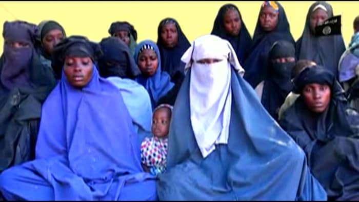 Capture d’écran d’une vidéo montrant 14 jeunes filles, dont une est complètement voilée.