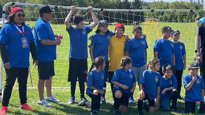 De jeunes participants aux Jeux autochtones de l'Alberta de 2023 à Edmonton.