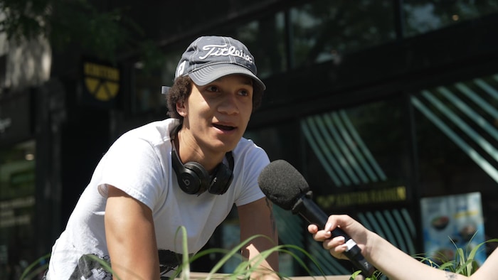 Steph, sur la terrasse sur laquelle il travaille, en entrevue avec Radio-Canada
