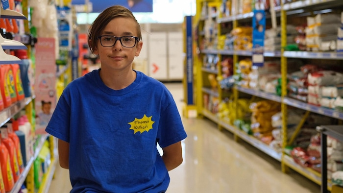 Un adolescent dans une épicerie.