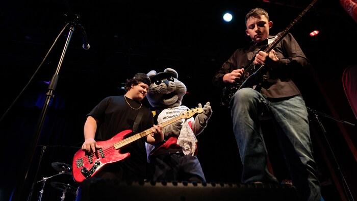 Des membres du groupe en performance.