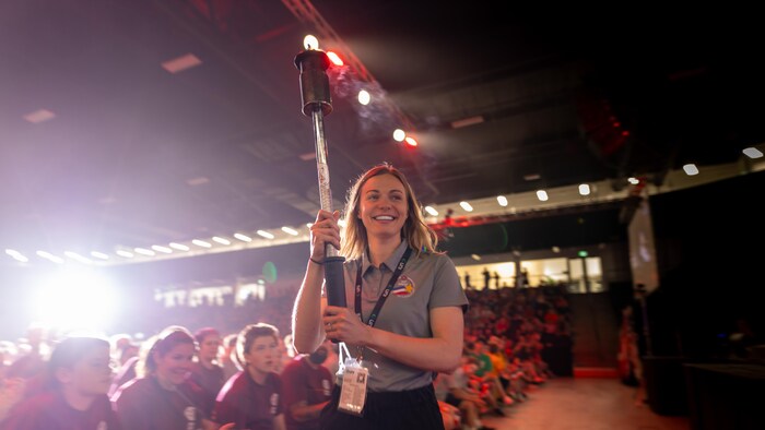 Kamylle Frenette porte un flambeau.