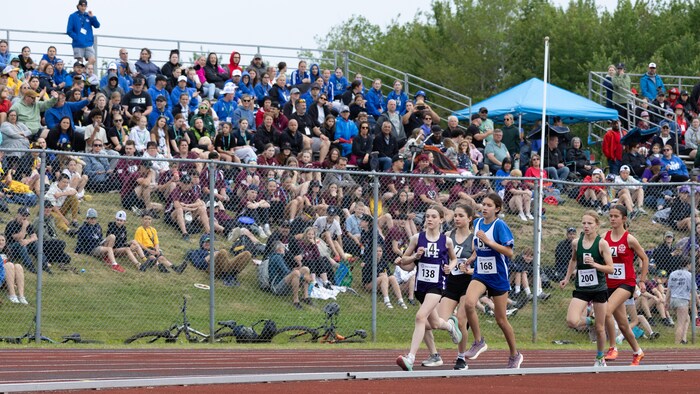 Des jeunes femmes qui courent.