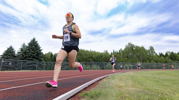 Une coureuse en piste. 