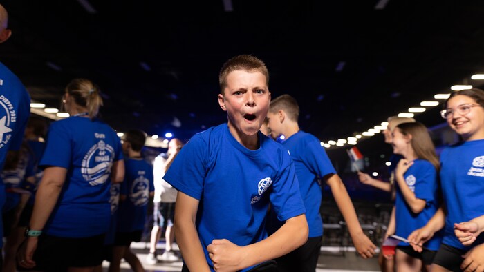 Un jeune faisant une grimace. 