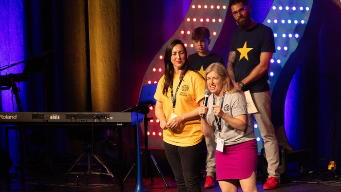 Isabelle Thériault et Susan Holt sur scène. 