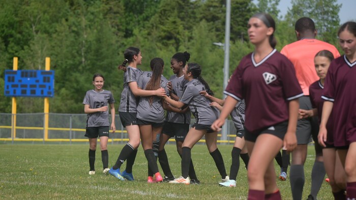 Joueuses se faisant une accolade. 
