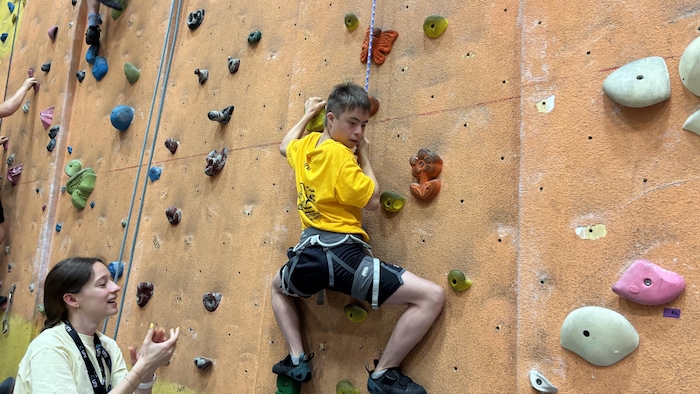 Olivier Bellavance gravit un mur d'escalade. 