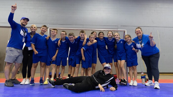 L'équipe de Kent au mini-handball qui célèbre sa victoire après un match serré.