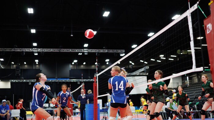 Les joueuses s'affrontent sur le terrain.