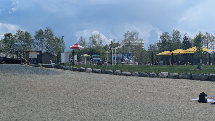 Des jeux aquatiques à la plage Kiwanis.
