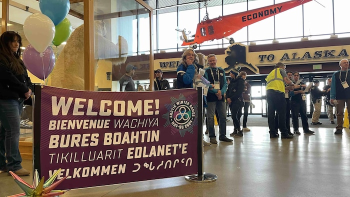 Une bannière souhaitant la bienvenue aux participants des jeux dans un terminal d'aéroport le 9 mars 2024.
