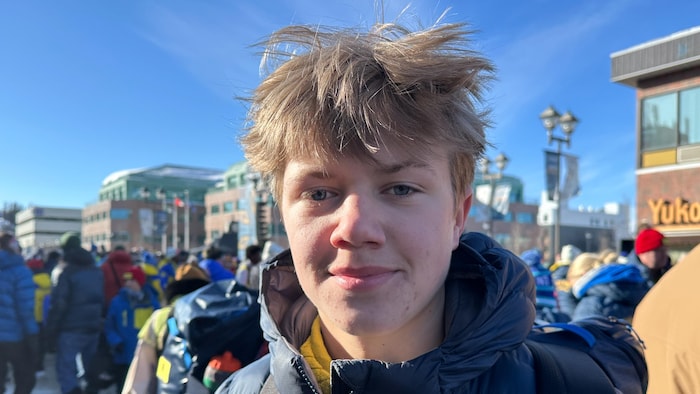 Un athlète lors de la cérémonie de clôture des Jeux d'hiver de l'Arctique.