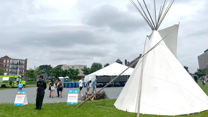 Un tipi sur une place publique.