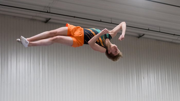 Olivier Gaubert dans les airs durant sa routine en trampoline.
