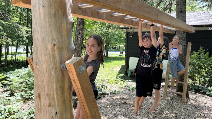 Des enfants jouent dans les modules de jeux.