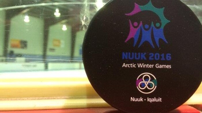 Photo d'une rondelle de hockey sur laquelle il est incrit "NUUK 2016 Arctic Winter Games Nuuk - Iqaluit".