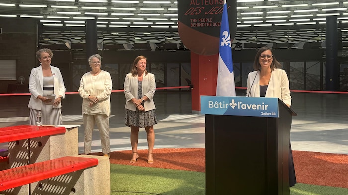 Joëlle Brodeur parle devant les médias en conférence de presse.