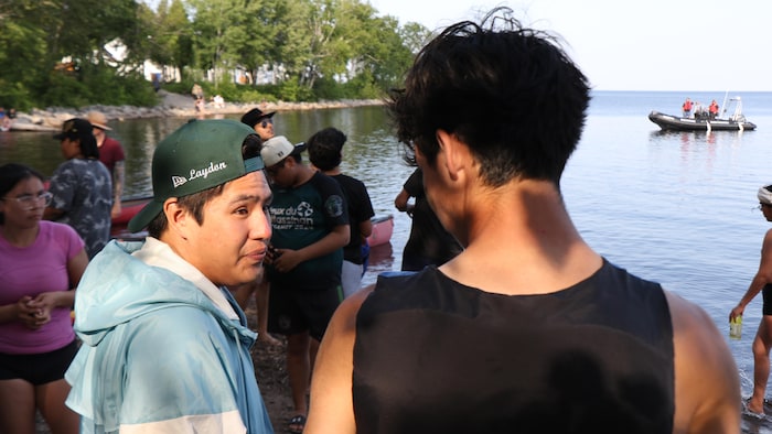 Layden Lee Jack Mullen discute sur le bord de l'eau.