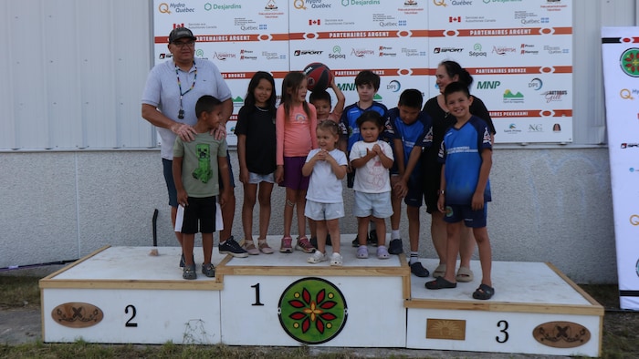 Sur le podium, des enfants et le couple.