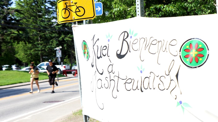 Une banderole avec une athlète qui passe à côté.