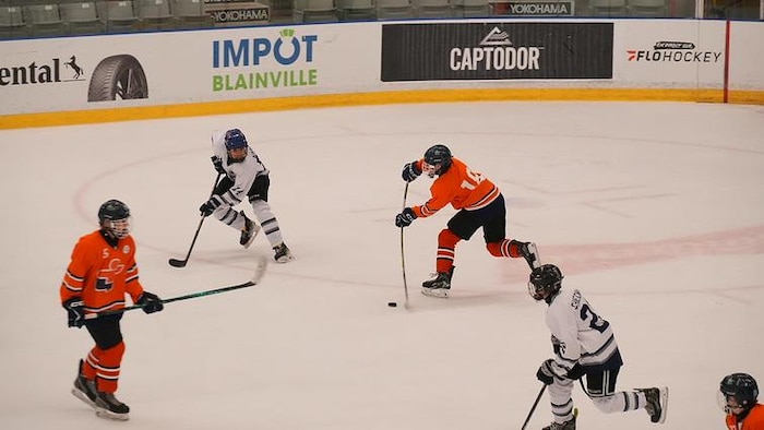 Un joueur de hockey tire.