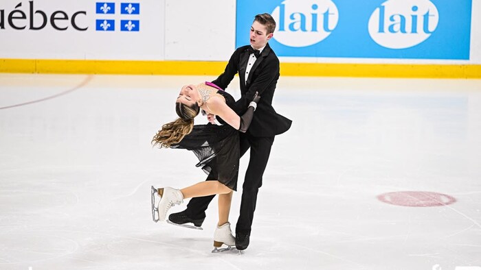 Des athlètes en patinage artistique sur la glace.