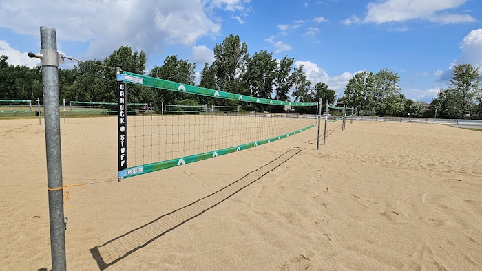 Un terrain de volleyball.