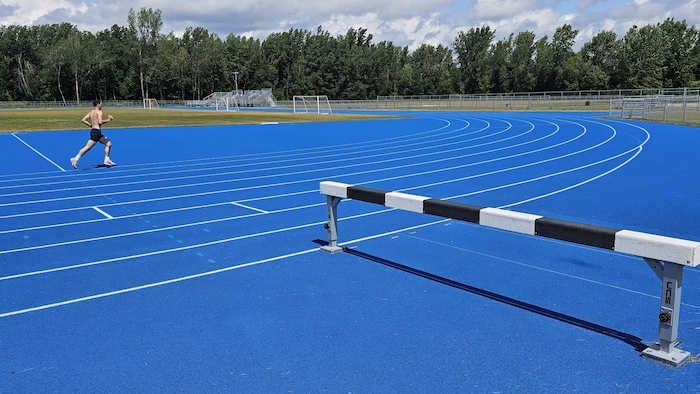La piste d'athlétisme.