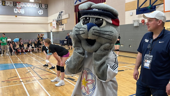 La mascotte des jeux de l'Acadie, Acajoux, est venu encourager les athlètes et les artistes.
