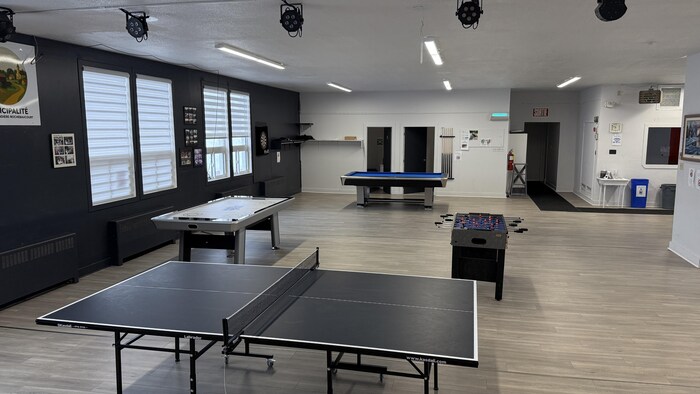 Des jeux de table de ping-pong, du soccer sur table, du hockey sur coussin d'air et une table de billard.