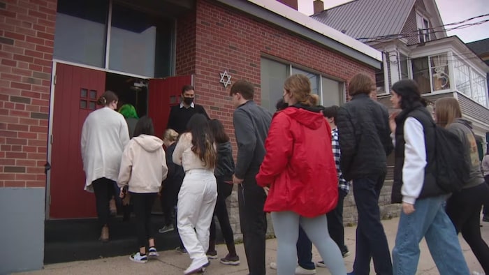 Students arrive at the Sgoolai Israel Synagogue in Fredericton. (Mike Heenan/CBC)