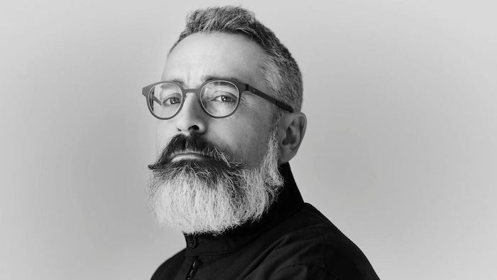 L'artiste pose pour un portrait de la tête aux épaules. 