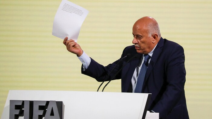 Le président de la Fédération palestinienne de football, Jibril Rajoub, brandit un document lors du 74e Congrès de la FIFA au Queen Sirikit National Convention Center, à Bangkok, Thaïlande, le 17 mai 2024. 
